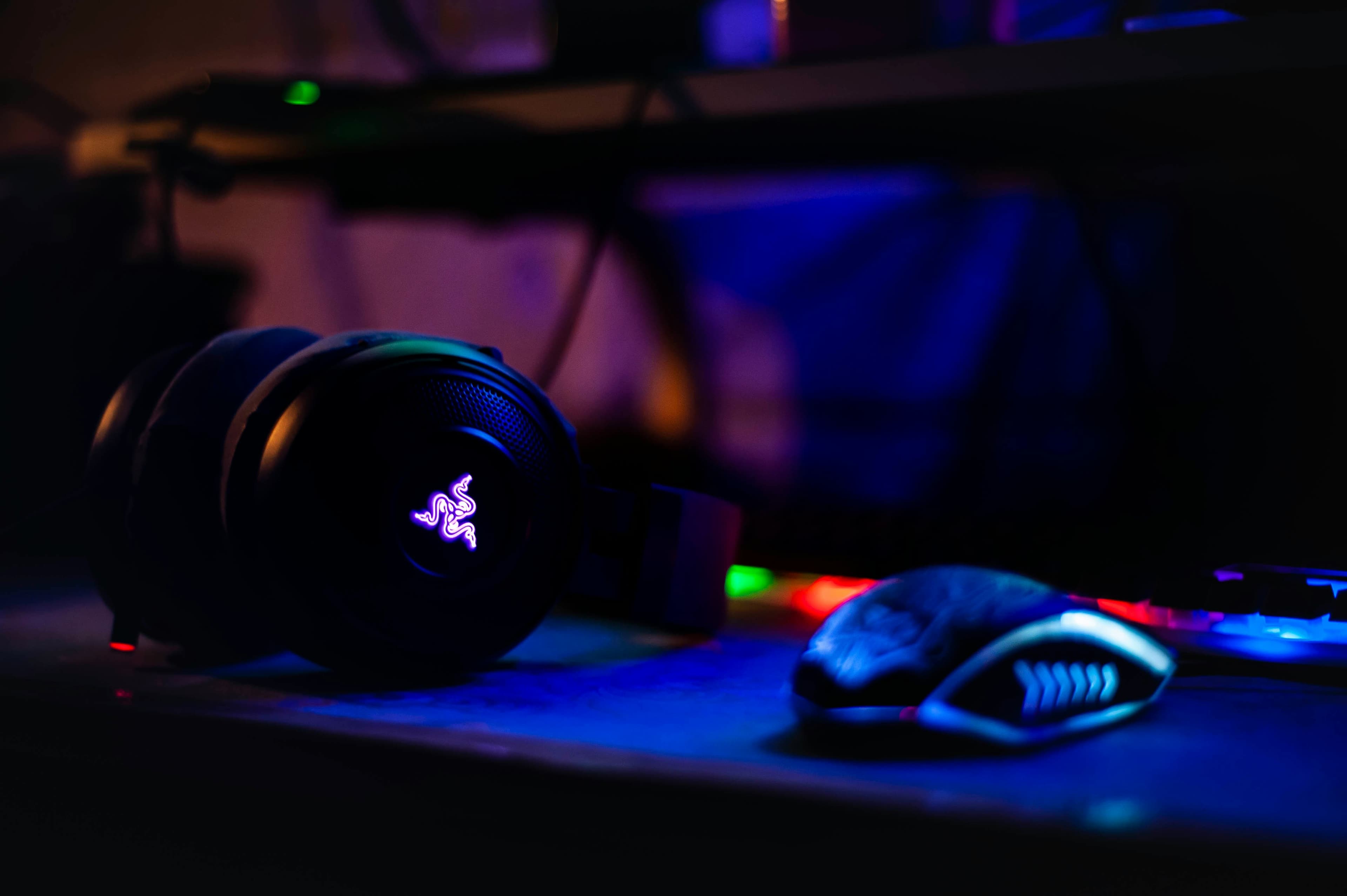 Photo of a razer headphone; Credits to: https://unsplash.com/@fazlyshah?utm_content=creditCopyText&utm_medium=referral&utm_source=unsplash Fazly Shah